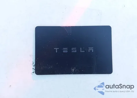 2024 Tesla Model Y Long Range Dual Motor All-Wheel Drive z USA, uszkodzony, nr VIN 7SAYGDEE5RF126043